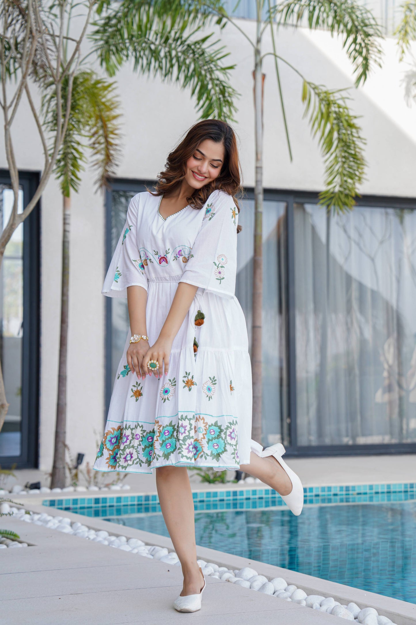 WOMEN'S WHITE COTTON EMBROIDERED SHORT DRESS WITH FLORAL MOTIFS