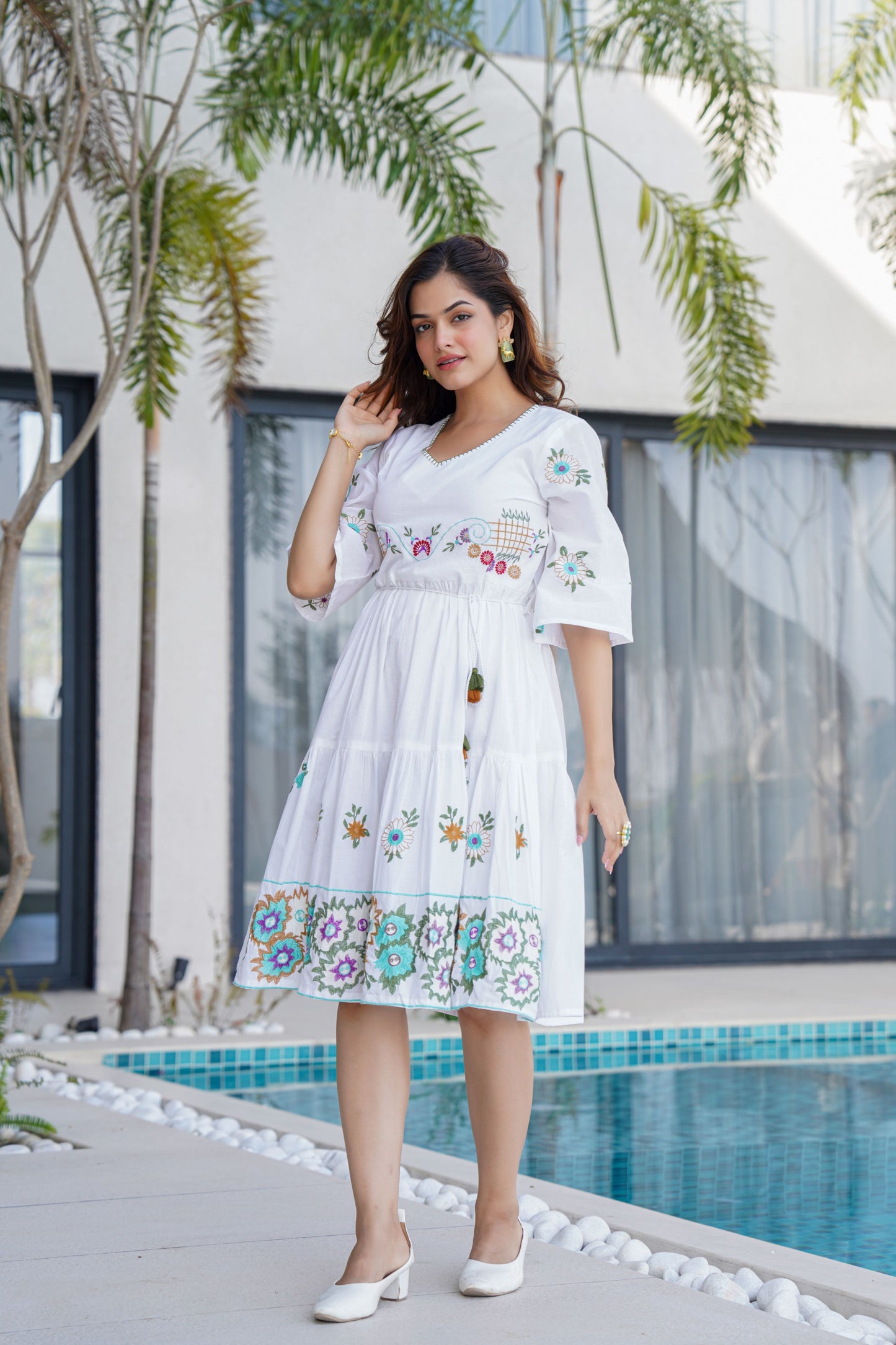 WOMEN'S WHITE COTTON EMBROIDERED SHORT DRESS WITH FLORAL MOTIFS