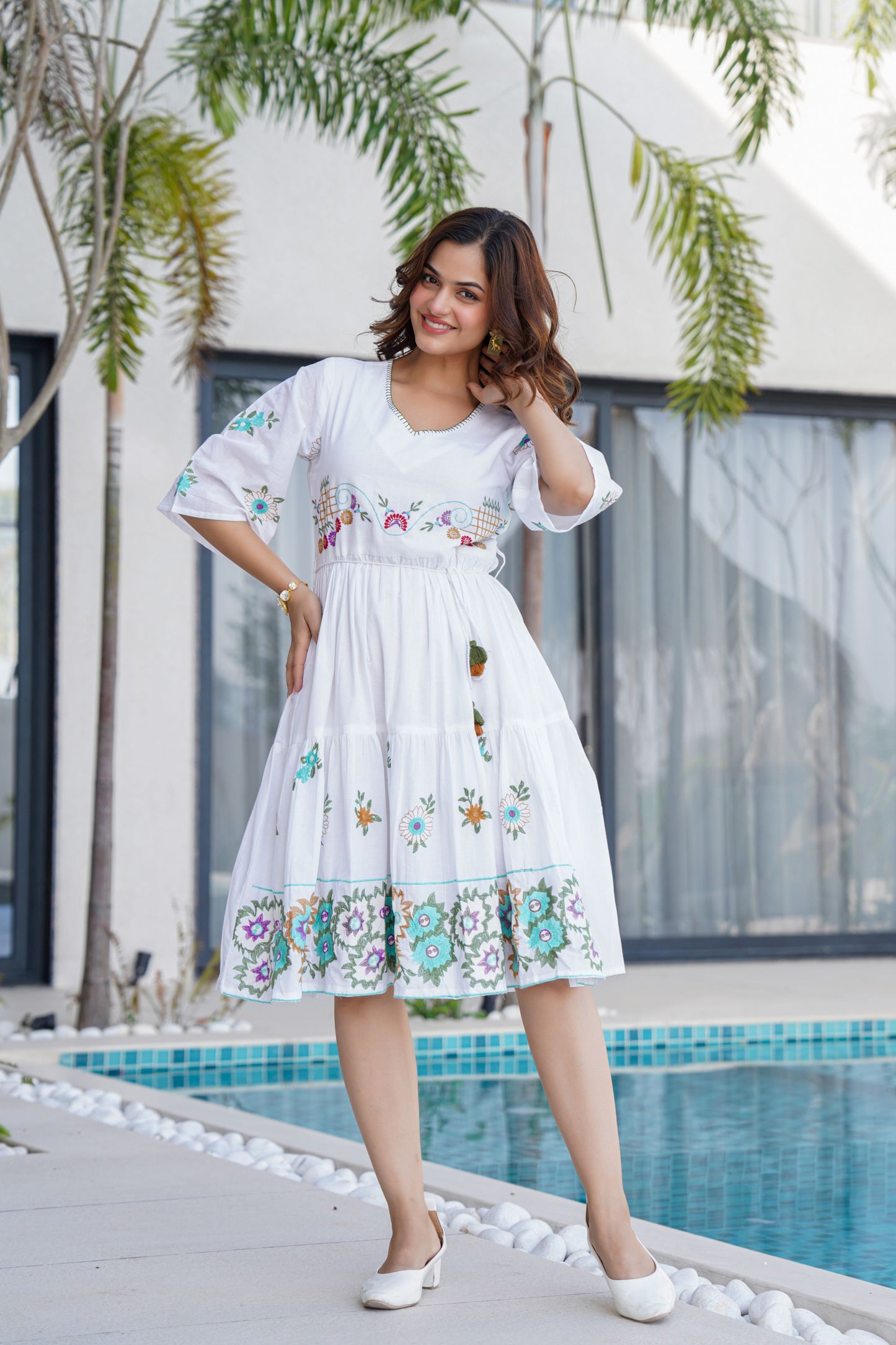 WOMEN'S WHITE COTTON EMBROIDERED SHORT DRESS WITH FLORAL MOTIFS