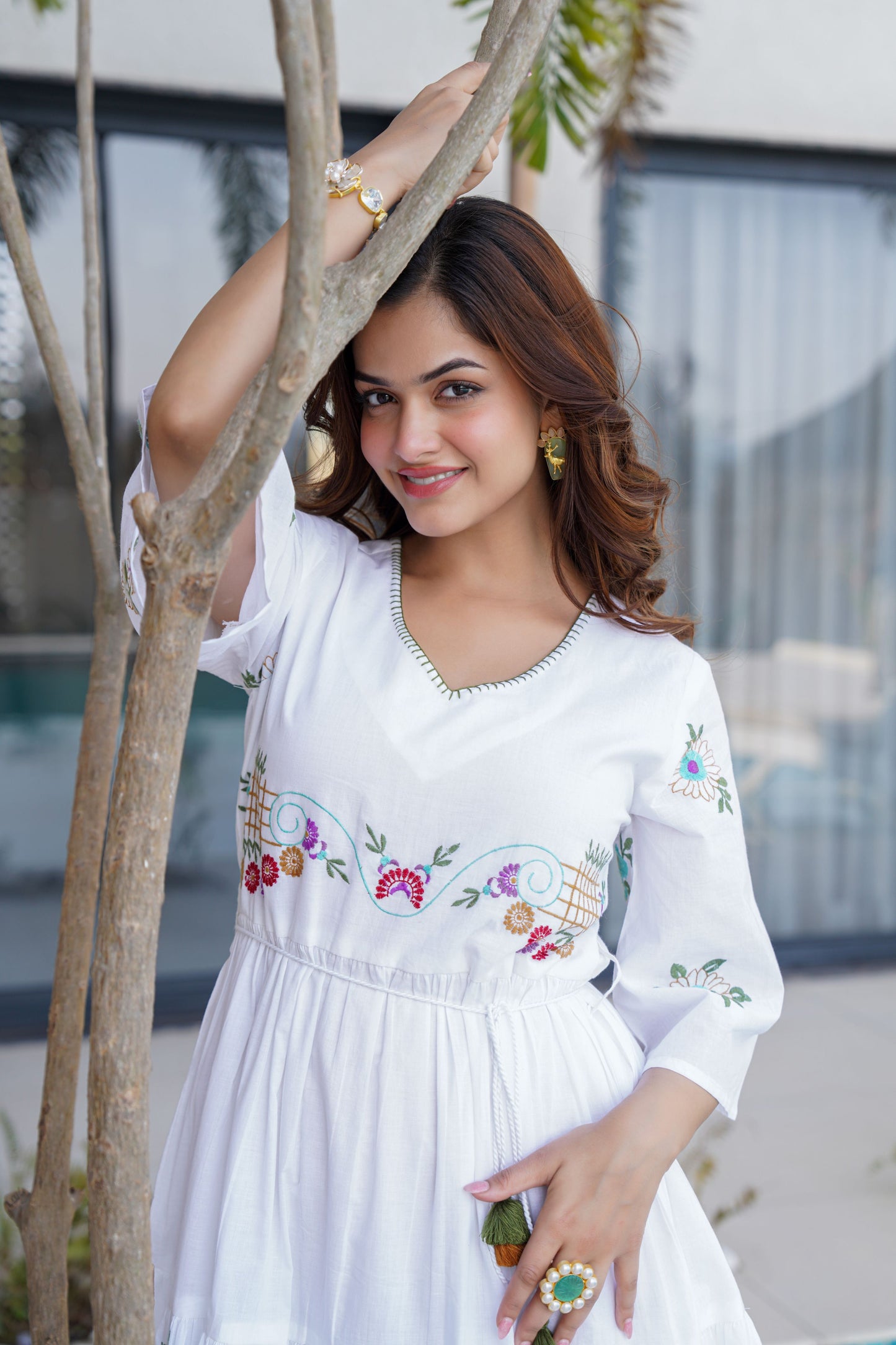 WOMEN'S WHITE COTTON EMBROIDERED SHORT DRESS WITH FLORAL MOTIFS