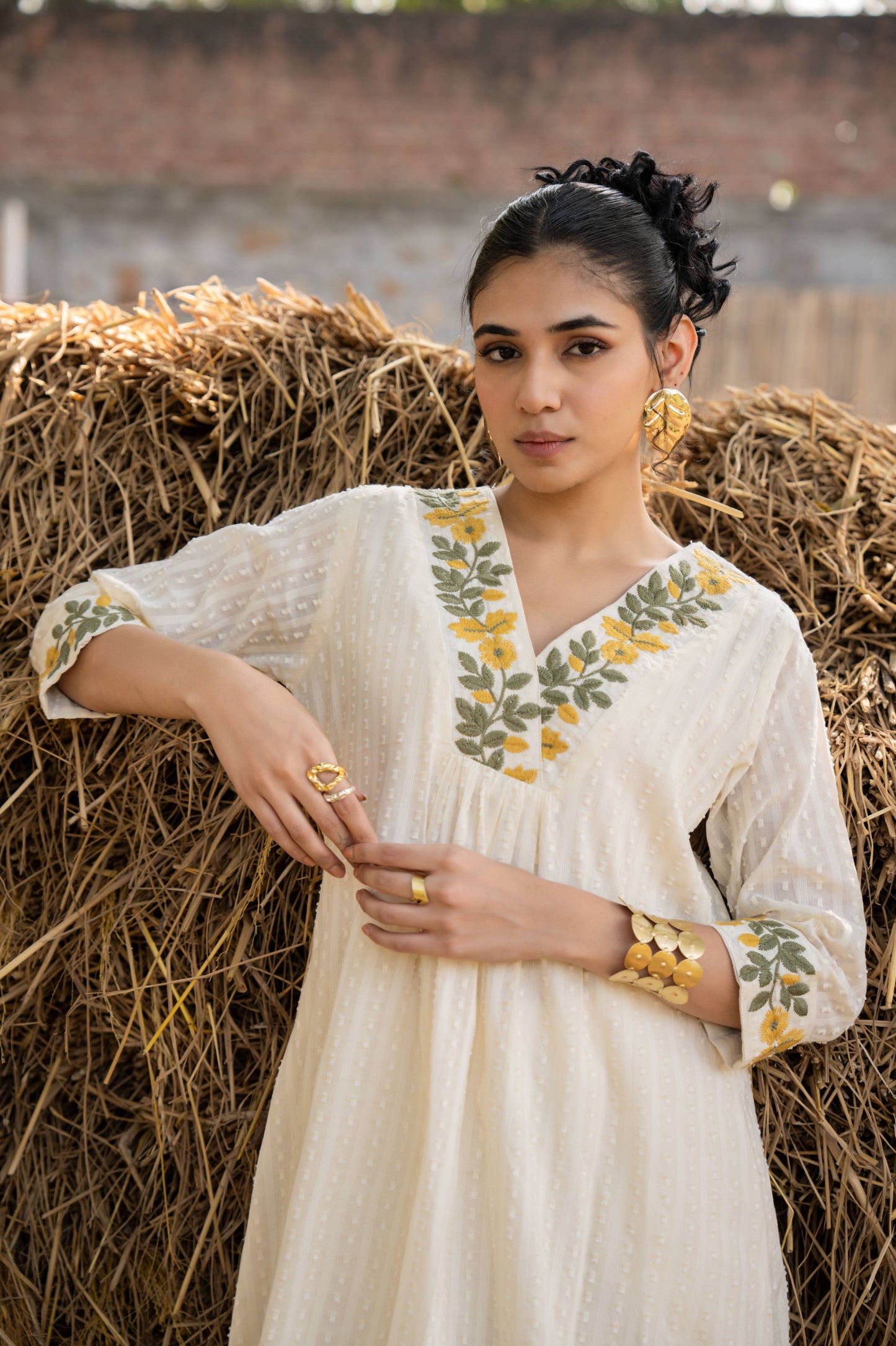 ELEGANT OFF-WHITE EMBROIDERED COTTON KURTA SET – GRACEFUL FESTIVE & ETHNIC WEAR