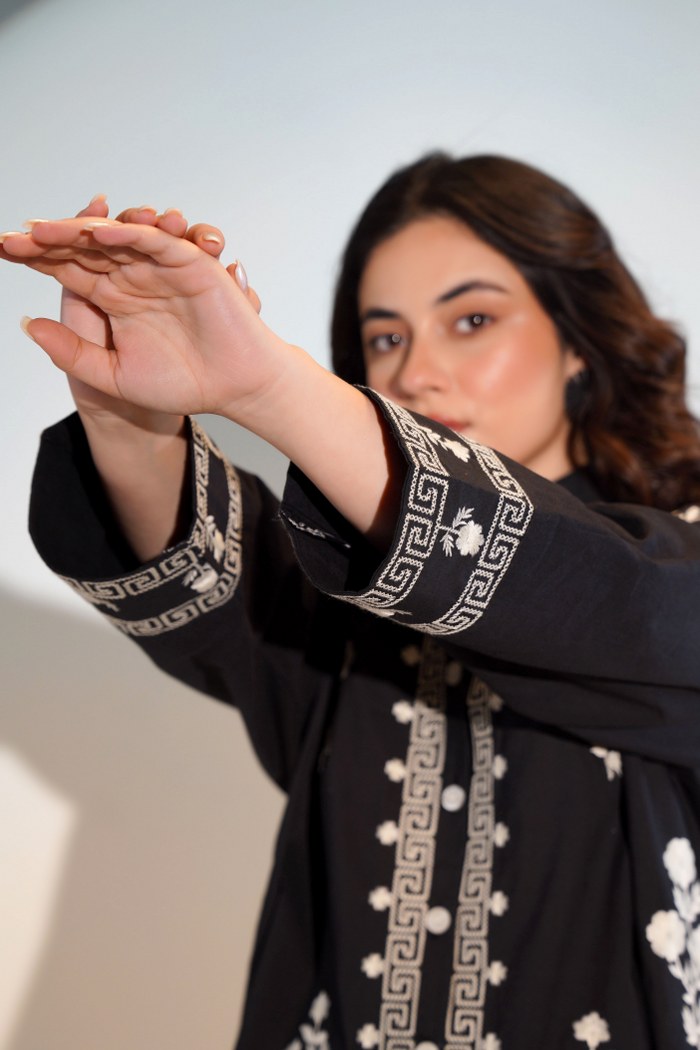 NOIR BLOOM EMBROIDERED BUTTON-DOWN SHIRT – FOR WOMEN