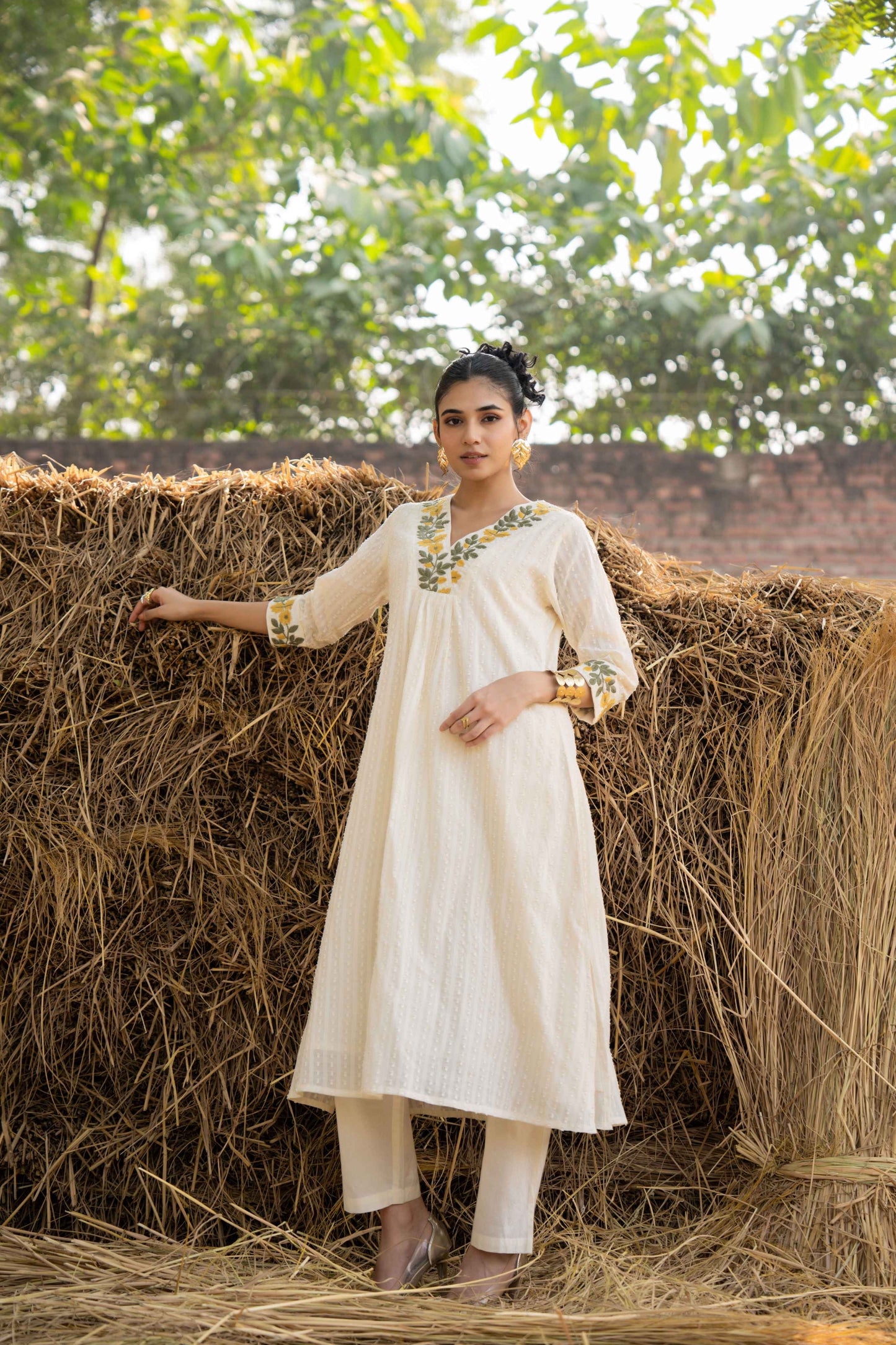 ELEGANT OFF-WHITE EMBROIDERED COTTON KURTA SET – GRACEFUL FESTIVE & ETHNIC WEAR