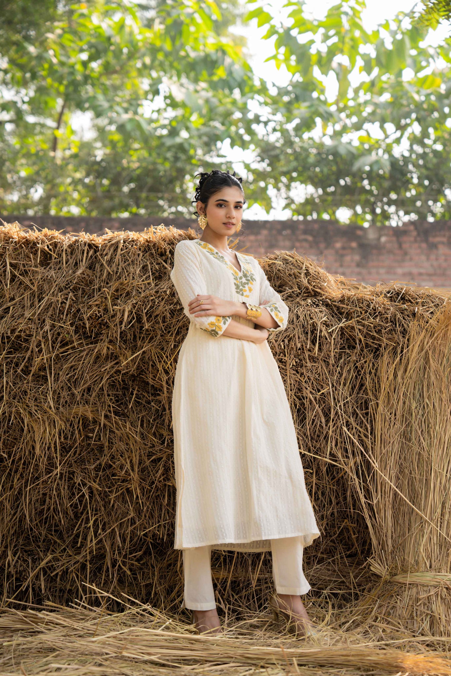 ELEGANT OFF-WHITE EMBROIDERED COTTON KURTA SET – GRACEFUL FESTIVE & ETHNIC WEAR