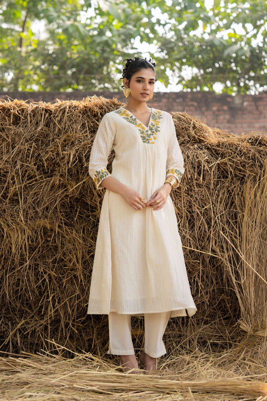 ELEGANT OFF-WHITE EMBROIDERED COTTON KURTA SET – GRACEFUL FESTIVE & ETHNIC WEAR
