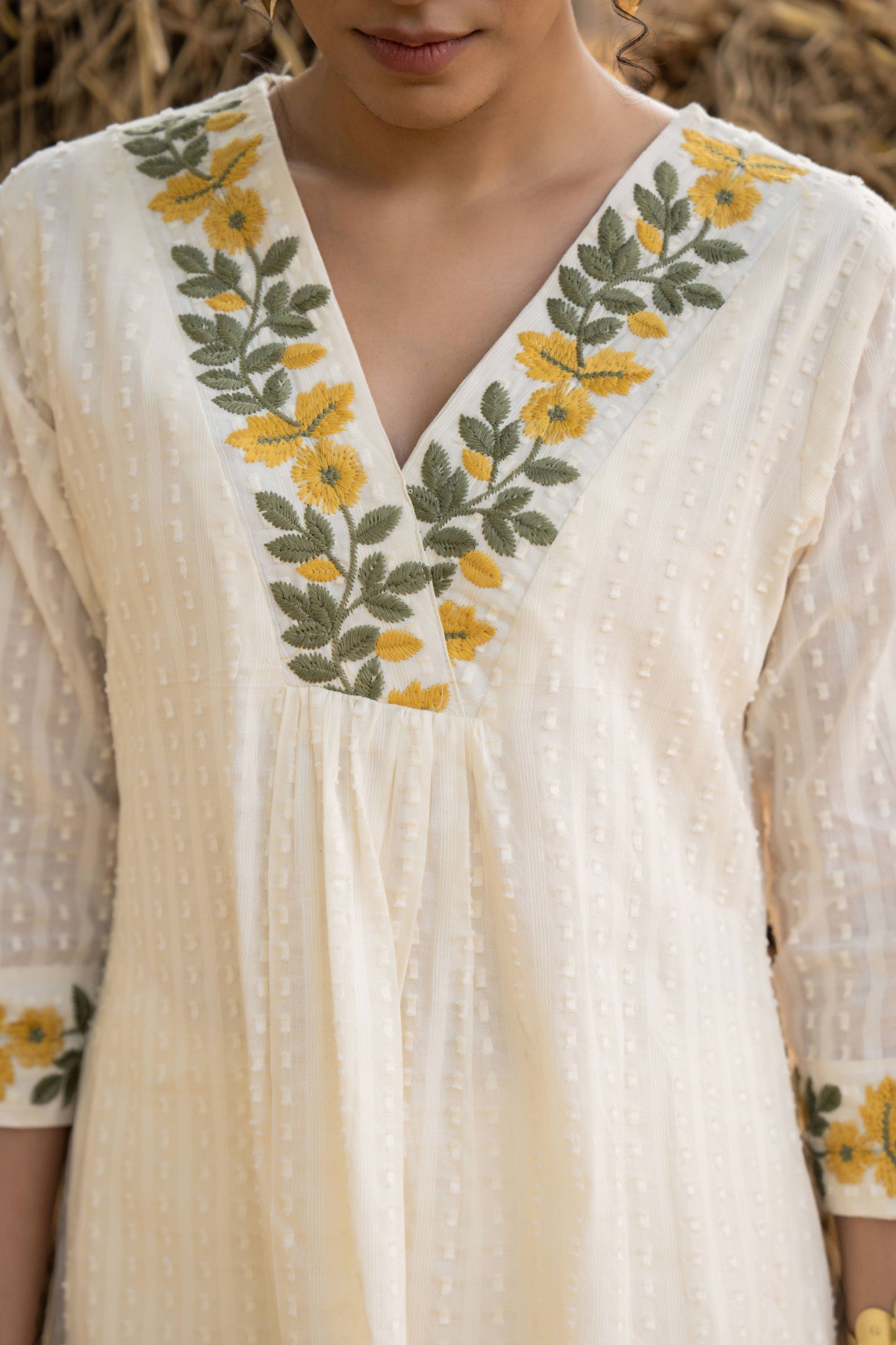 ELEGANT OFF-WHITE EMBROIDERED COTTON KURTA SET – GRACEFUL FESTIVE & ETHNIC WEAR