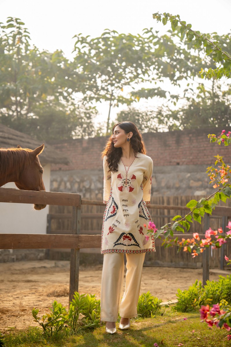 ELEGANT CREAM EMBROIDERED COTTON KURTA SET FOR WOMEN